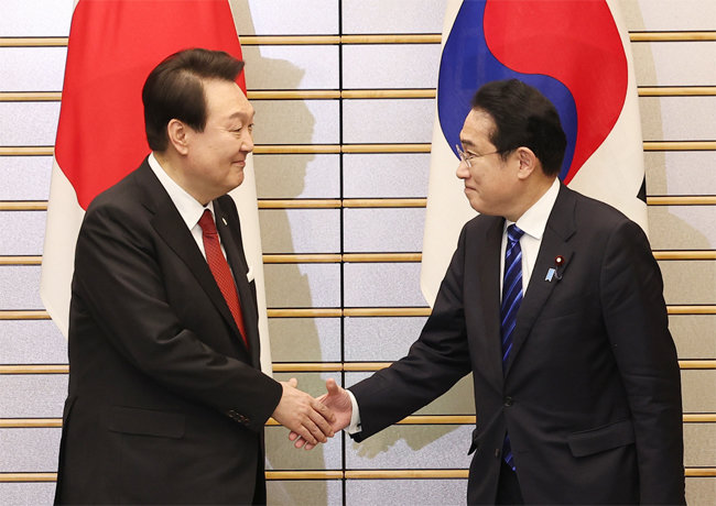 3월 16일 일본을 방문한 윤석열 대통령(왼쪽)이 기시다 후미오 일본 총리를 만나 악수하고 있다. [대한민국 대통령실]