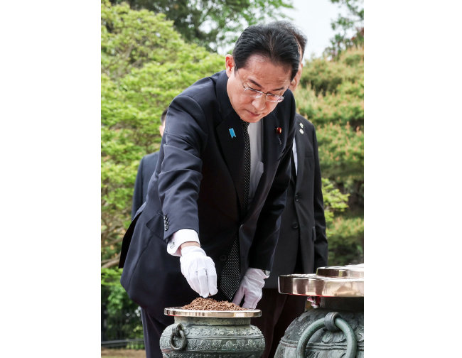 5월 7일 기시다 후미오 일본 총리가 방한 첫 일정으로 서울 동작구 국립서울현충원을 참배해 분향하고 있다. [뉴스1]