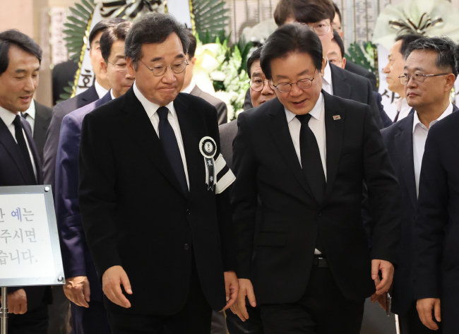 4월 9일 이낙연 민주당 전 대표(왼쪽)가 장인상 빈소가 마련된 서울 강남구 삼성서울병원 장례식장에서 조문을 마친 이재명 민주당 대표를 배웅하고 있다. [동아DB]