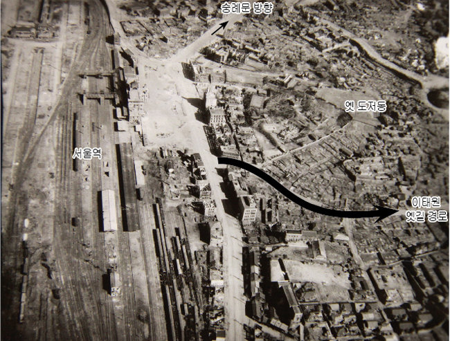 1951년 3월 16일 미군 항공촬영 사진 속 폐허가 된 남묘와 그 주변. 미국국립문서기록보관청. [김천수]