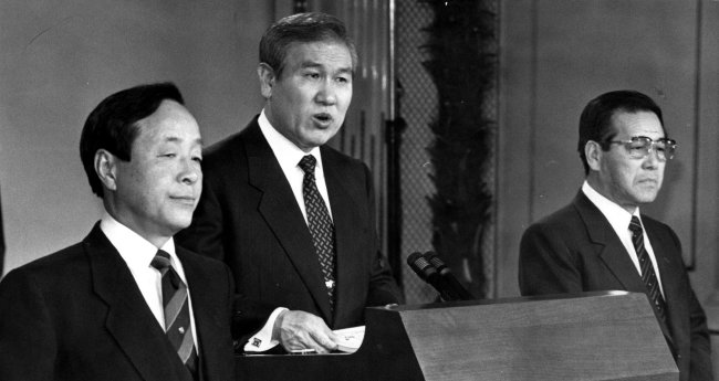 노태우(가운데), 김영삼(왼쪽), 김종필 세 사람이 손잡고 1990년 3당 합당으로 민주자유당을 탄생시켰다. [동아DB]