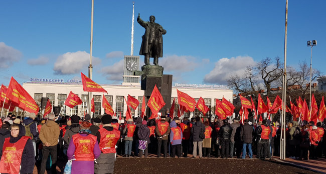 러시아혁명 100주년인 2017년 11월 7일 러시아 상트페테르부르크의 핀란드역 레닌 동상 앞에서 공산당원 200여 명이 “레닌은 살아 있다”고 외치며 집회를 벌이고 있다. [동아DB]