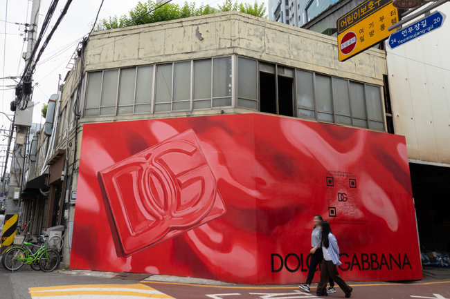 DOLCE&GABBANA의 거대한 거리 광고.