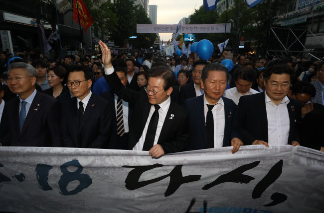 이재명 더불어민주당 대표(가운데)와 박광온 원내대표(왼쪽에서 두 번째)가 5월 17일 광주 동구 금남로에서 열린 5·18민주화운동 제43주년 기념식 전야제에 참석해 거리 행진을 하고 있다. [뉴스1]