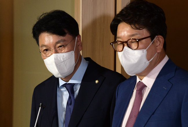지난해 7월 15일 권성동 당시 국민의힘 원내대표(오른쪽)와 장제원 의원이 서울 여의도 한 음식점에서 오찬을 한 뒤 나오며 취재에 응하고 있다. [사진공동취재단]