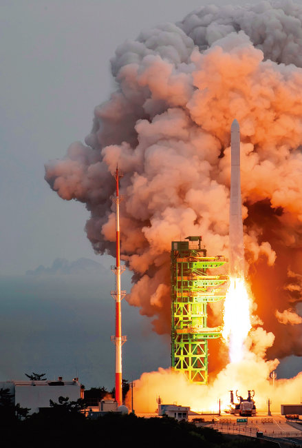 한국형 우주발사체 누리호(KSLV-Ⅱ)가 전남 고흥군 나로우주센터에서 발사되고 있다. [한국항공우주연구원]