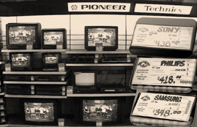 이건희 삼성전자 회장의 신경영 선언을 촉발한 1993년 1월 미국 캘리포니아의 베스트바이 어바인 매장 모습. 소니(438달러), 필립스(418달러) 아래쪽에 삼성전자(348달러) TV 가격표가 배치돼 있다. [삼성전자]