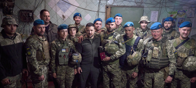 5월 23일 볼로디미르 젤렌스키 우크라이나 대통령(가운데)이 우크라이나 동부 격전지 도네츠크를 찾아 병사들과 기념 촬영하고 있다. [AP 뉴시스]