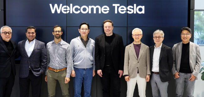 이재용 삼성전자 회장(왼쪽 네 번째)이 5월 10일 미국 실리콘밸리에 위치한 삼성전자 북미 반도체연구소에서 일론 머스크 테슬라 최고경영자(CEO, 오른쪽 네 번째)와 만나 기념 촬영하고 있다. [뉴시스]