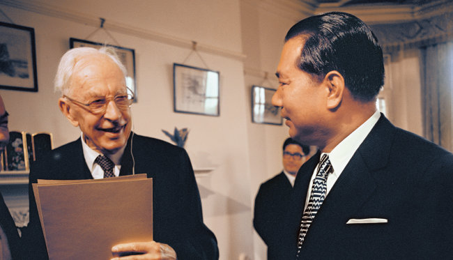 1973년 5월 이케다 다이사쿠 회장(오른쪽)과 아널드 토인비 박사가 영국 런던에 있는 토인비 박사의 자택에서 만나고 있다. [SGI]