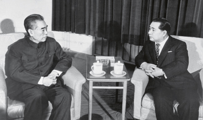 1974년 12월 중국 베이징에서 만난 이케다 다이사쿠 회장(오른쪽)과 저우언라이 중국 총리. [SGI]