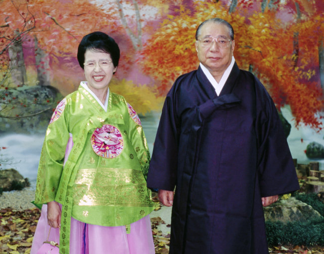 1994년 10월 일본 오사카에서 한복을 입고 사진을 찍은 이케다 다이사쿠 회장과 부인 가네코 여사. [SGI]