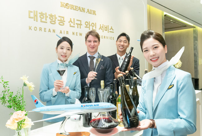 지난해 10월 13일, 서울 포시즌스 호텔에서 열린 신규 기내 와인 발표회. 저명한 소믈리에 마크 알머트(왼쪽에서 두 번째)와 대한항공 객실 승무원들이 기념 촬영을 하고 있다. 대한항공]