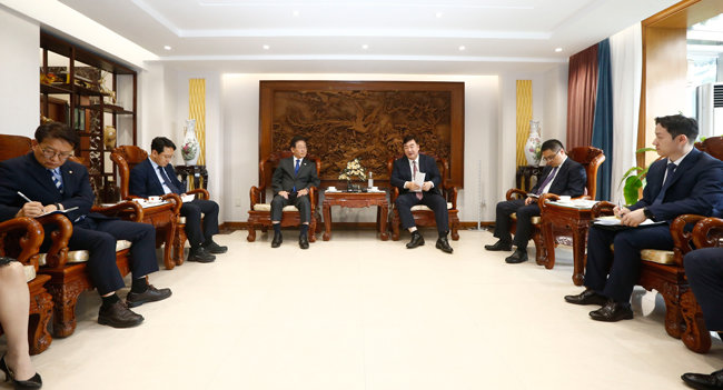 6월 8일 이재명 더불어민주당 대표(왼쪽)가 서울 성북구 중국대사관저를 방문해 싱하이밍 주한중국대사와 회동했다. [사진공동취재단]