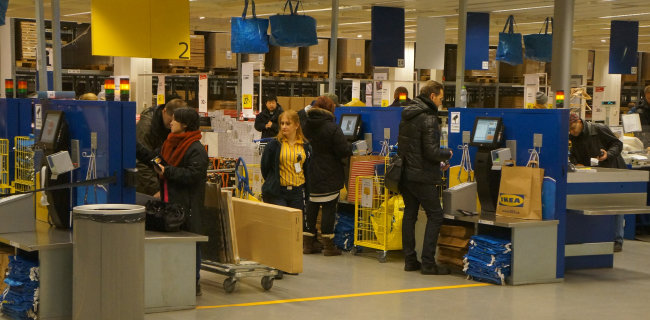 이케아는 스웨덴의 대표적 대기업이다. 스웨덴 수도 스톡홀름 인근의 이케아 매장에서 시민들이 쇼핑하고 있다. [동아DB]