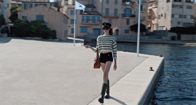 셀린느가 프랑스 해안도시 생트로페에서 촬영한 2023 여름 여성복 컬렉션 영상 한 장면. [셀린느]