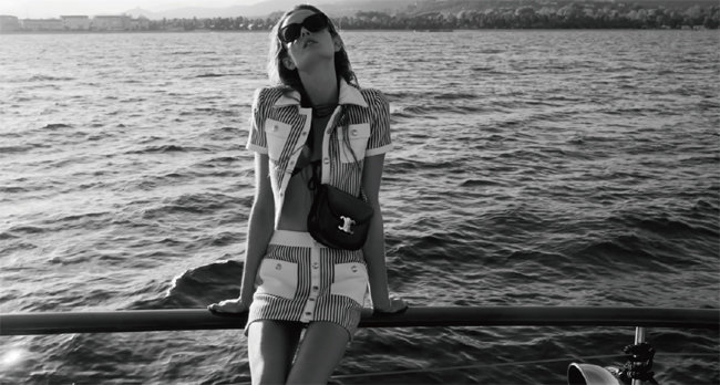 셀린느 모델 룰루 테니가 생트로페 바다를 배경으로 포즈를 취하고 있다. [셀린느]