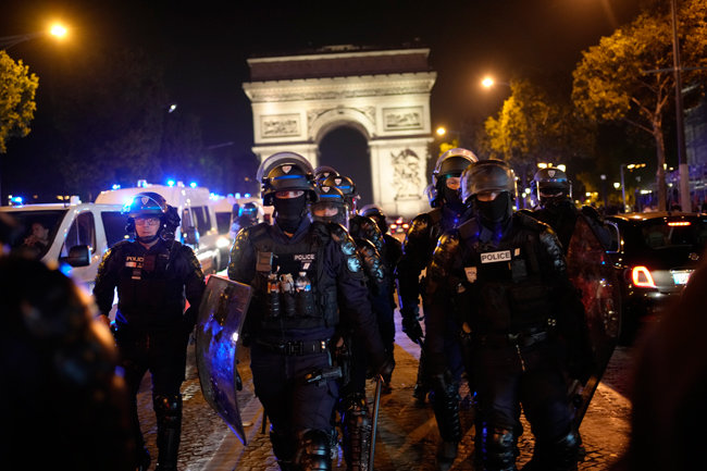 나엘 메르즈쿠 사망 이후 발발한 시위로 프랑스 정부가 전국에 경찰 4만5000명을 배치한 가운데, 7월 1일 파리 샹젤리제 개선문 앞에서 경찰관들이 순찰을 돌고 있다. [파리=AP 뉴시스]