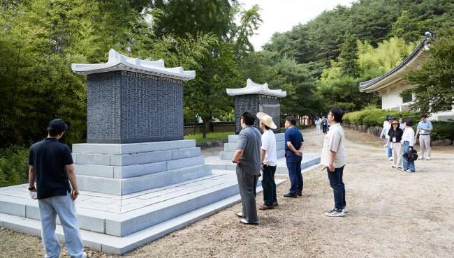 남명기념관 앞에는 조식이 명종이 내린 벼슬을 거절하며 쓴 상소 ‘단성현감사직소’ 전문이 새겨진 비석이 있다. [홍중식 기자]