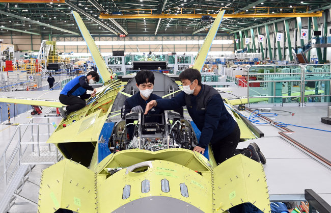 한국항공우주산업(KAI) 고정익 공장에서 KF-21을 조립하고 있다. [KAI]