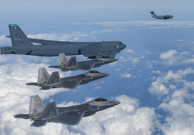 세계 최강 전투기로 꼽히는 미국의 F-22 스텔스(랩터·아래 3대)와 핵무기 탑재가 가능한 B-52H 전략폭격기. [국방부]