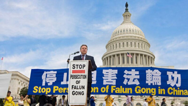 크리스 스미스 미국 연방하원 의원, 파룬궁 박해 금지 결의안을 주도했다. [동아DB]