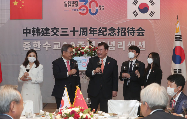 지난해 8월 24일 박진 외교부 장관(왼쪽에서 두 번째)과 싱하이밍 주한 중국대사(왼쪽에서 세 번째)가 서울 포시즌스호텔에서 열린 한중 수교 30주년 기념 리셉션에서 함께 건배 제의를 하고 있다. [사진공동취재단]