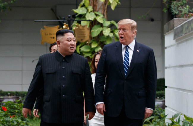 2019년 2월 베트남 하노이에서 김정은 북한 노동당 총비서와 도널드 트럼프 당시 미국 대통령이 정상회담을 마치고 호텔 내 정원을 산책하고 있다. [뉴시스]