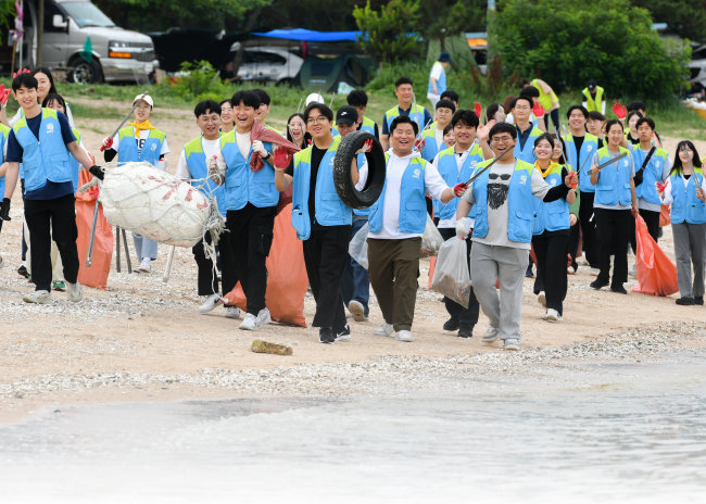 하나님의 교회 대학생봉사단 ASEZ 회원들이 6월 28일 인천 중구 실미도해수욕장에서 ‘ABC(ASEZ Blue Carbon)운동’을 전개했다. [하나님의 교회]