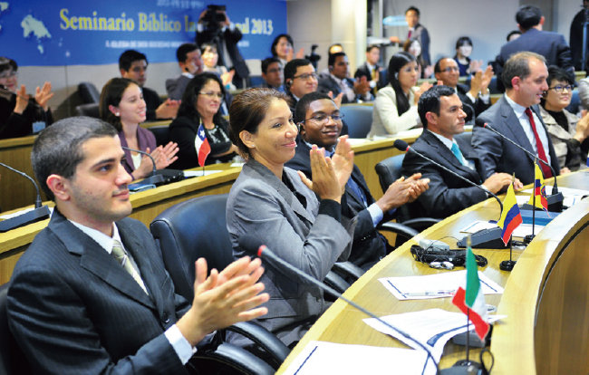 2013년 61차 방문단이 WMC 국제회의실에서 열린 국제성경세미나에 참여하고 있다.
