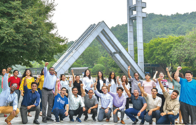 서울대(사진), 경희대 등 한국의 대학교를 탐방하며 국내 대학생들과 교류한 75차 방문단 대학생들.