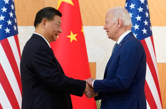 조 바이든 미국 대통령과 시진핑 중국 국가주석이 지난해 11월 14일(현지 시간) 인도네시아 발리에서 열린 주요 20개국(G20) 정상회의에서 만나 회담에 앞서 악수하고 있다. 정상회담 직후 바이든 대통령은 “중국과의 신냉전은 없을 것”이라고 밝혔다. [AP/뉴시스]