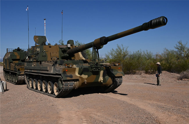지난해 10월 미국 YUMA사격장에서 한화에어로스페이스가 생산한 K9 자주포(앞쪽)와 K10 탄약운반장갑차가 각각 사격 및 운용 훈련을 진행하고 있다. [뉴스1]