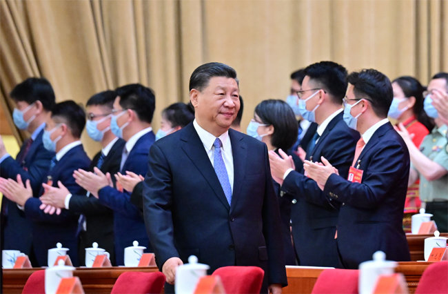 6월 19일(현지 시간) 시진핑 중국 국가주석이 베이징 인민대회당에서 열린 제19차 중국공산당청년동맹 전국대표대회 개막식에 참석해 자리로 가고 있다. [베이징=AP 뉴시스]
