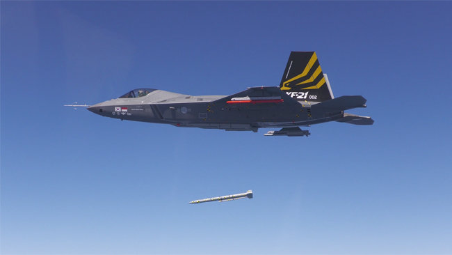 KF-21이 시험비행 중 무장 투하를 하고 있다. 지상 목표 타격을 위해선 EO-TGP가 필요하다. [KAI]