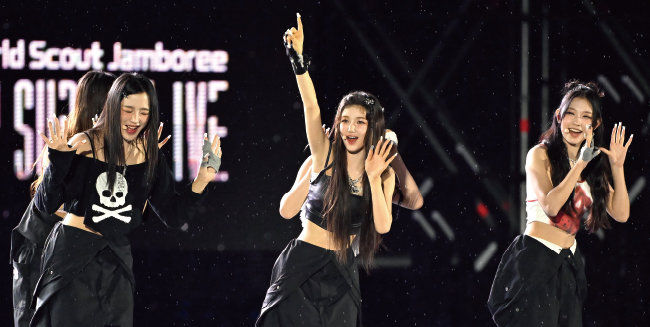 새로운 K-팝 아이콘으로 떠오른 뉴진스가 8월 11일 서울 마포구 서울월드컵경기장에서 열린 ‘2023 새만금 세계스카우트잼버리 K-팝 슈퍼 라이브 콘서트’에서 공연을 펼치고 있다. [사진공동취재단]