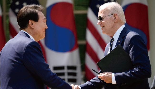 4월 26일 윤석열 대통령과 조 바이든 미국 대통령(오른쪽)이 백악관 공동 기자회견에서 ‘워싱턴 선언’을 발표했다. [뉴시스]
