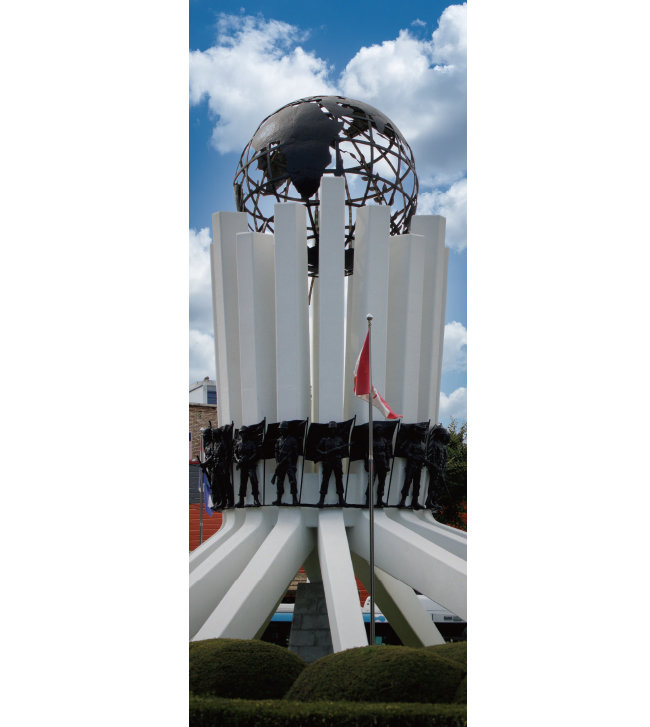 유엔기념공원 앞 로터리에 세워져 있는 조형물. [조영철 기자]