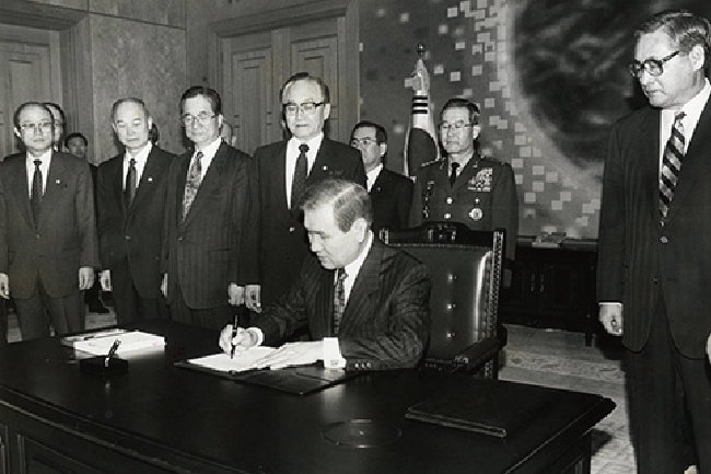1992년 2월 17일 청와대에서 노태우 당시 대통령이 ‘남북기본합의서’와 ‘비핵화공동선언’에 서명하고 있다. [동아DB]