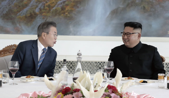 2018년 9월 19일 평양 옥류관에서 문재인 당시 대통령이 김정은 노동당 총비서와 식사하며 대화하고 있다. [뉴스1]
