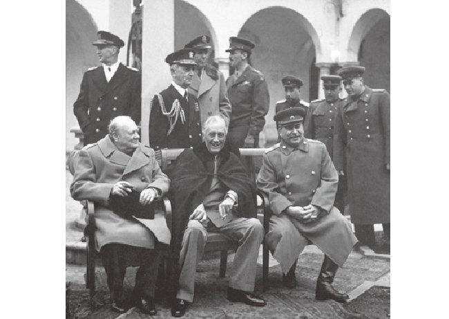 1945년 2월 크림반도 얄타에서 열린 연합국 정상회담에 참석한 윈스턴 처칠 영국 총리, 프랭클린 루스벨트 미국 대통령, 이오시프 스탈린 소련 대원수(앞줄 왼쪽부터). [동아DB]