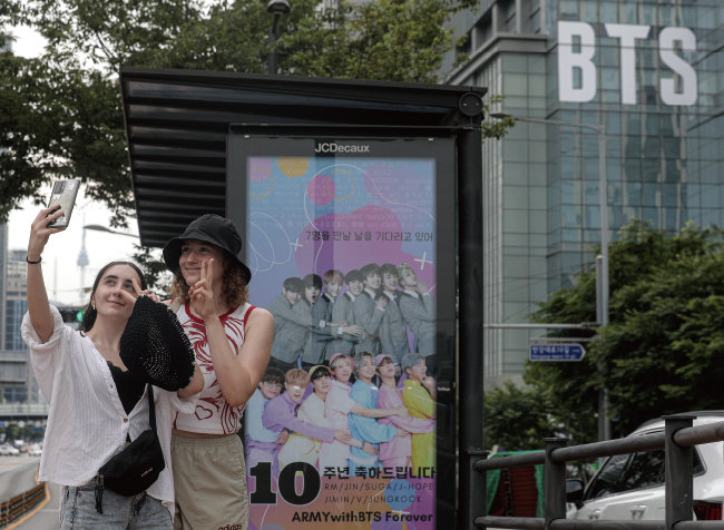  6월 12일 서울 용산구 하이브 사옥에서 세계 각국의 팬들이 BTS 10주년을 축하하며 기념사진을 촬영하고 있다. [송은석 동아일보 기자]