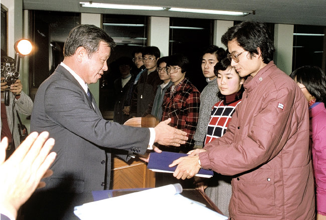최종현 SK그룹 선대회장이 1986년 한국고등교육재단 장학생들에게 장학증서를 전달하고 있다. [SK㈜]