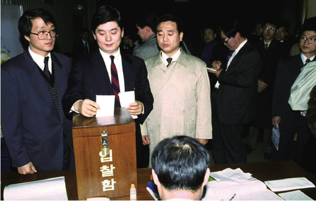 표문수 대한텔레콤 실장이 1994년 2월 15일 한국이동통신 입찰함에 입찰서를 넣고 있다. SK는 한국이동통신의 주식을 매입하고 1994년 7월 7일 한국이동통신의 경영에 본격 참여했다. [SK㈜]