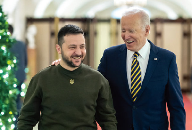 지난해 12월 21일 미국 백악관에서 조 바이든 미국 대통령(오른쪽)이 볼로디미르 젤렌스키 우크라이나 대통령의 어깨에 손을 얹고 웃으며 인사를 나누고 있다. 러시아-우크라이나 전쟁에서 미국을 포함한 자유주의 진영은 러시아에 제재를 가하며 우크라이나를 지원하고 있다. [트위터]