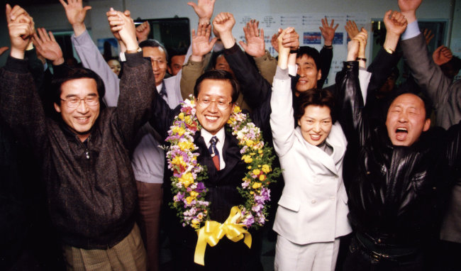 1996년 4월 11일 열린 제15대 총선 당시 서울 송파갑에서 승리를 거머쥔 홍준표 당선인. [동아DB]