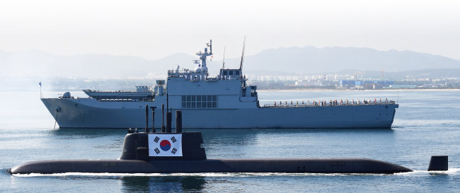 2021년 10월 1일 경북 포항시 영일만에서 열린 제73주년 국군의 날 기념행사에서 3000t급 잠수함 안창호함이 태극기를 게양한 채 항해하고 있다. [국방부]