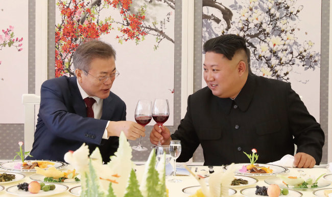2018년 9월 20일 북한 삼지연초대소에서 문재인 당시 대통령과 김정은 노동당 총비서가 오찬 자리에서 술잔을 기울이고 있다. [뉴스1]