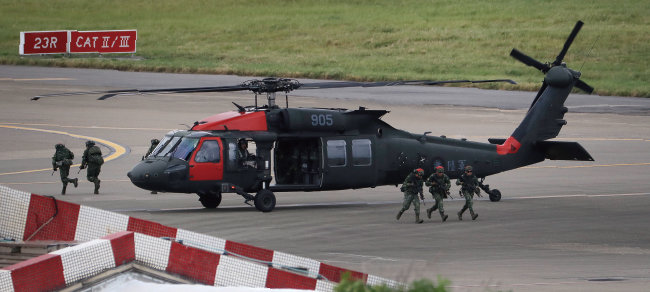 7월 26일 대만 북부 타오위안 국제공항에서 연례 ‘한광훈련’에 참여한 대만 군인들이 UH-60 블랙호크 헬기와 함께 기동훈련을 하고 있다. 대만군은 닷새 동안 적 침입에 대비한 대규모 군사 훈련인 ‘한광훈련’을 시행했다. [AP/뉴시스]