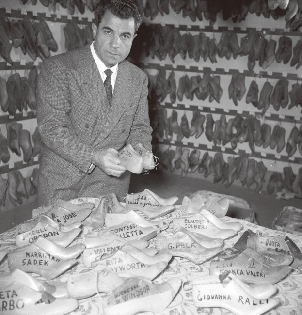 1956년 이탈리아 피렌체 매장에서 자신이 만든 구두를 선보이는 살파토레 페라가모. [Gettyimage]